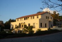 Estudiantes que regresan del extranjero enfrentan confusión debido a problemas de alojamiento